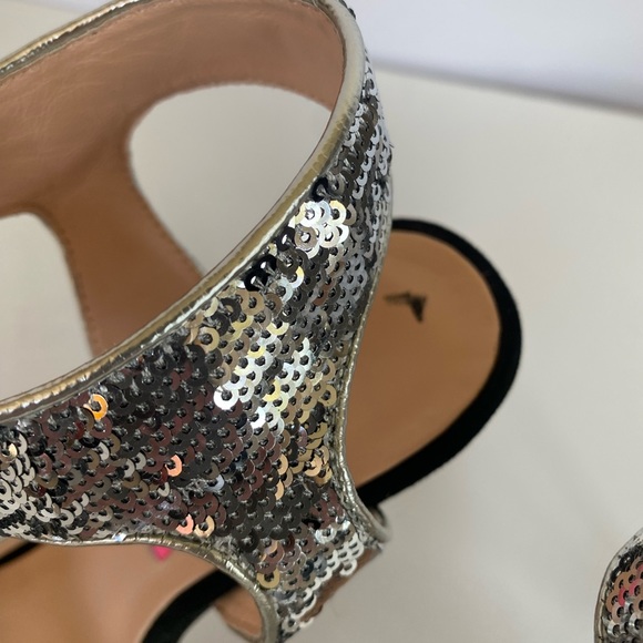 Betsey Johnson Vero Cuoio Glitzy Sequin Floral Sandals Heels -Size 6 - Picture 8 of 10